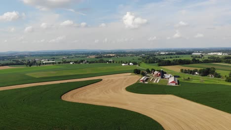 Drohnenaufnahme-Eines-Abgelegenen-Gebiets-Und-Landwirtschaftlicher-Flächen