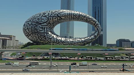 Dubai-Verkehr-Und-Die-Dubai-Metro-Auf-Der-Sheikh-Zayed-Road,-Eingerahmt-Vom-Museum-Der-Zukunft-Und-Den-Emirates-Towers