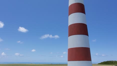 Tower-lighthouse-close-up-in-cayo-de-agua-island,-tilt-down-from-top-until-botom