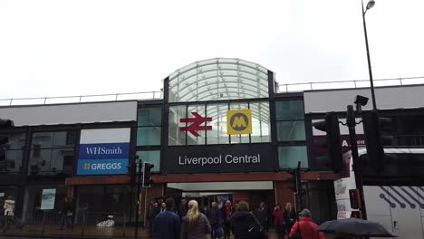 Vista-De-La-Estación-Central-De-Liverpool-En-Un-Ajetreado-Día-Lluvioso