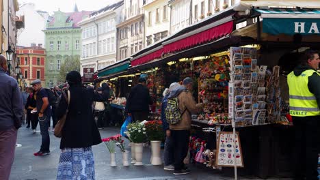 Varias-Personas-Caminando-Por-Una-Plaza-Del-Mercado-En-El-Centro-Antiguo-De-Praga-Comprando-En-Un-Puesto-De-Mercado