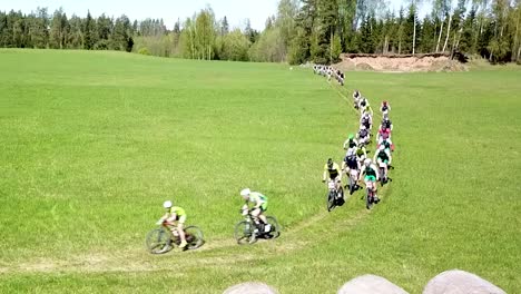 Los-Ciclistas-Luchan-Duro-En-Una-Curva-Del-Tramo-Todoterreno-De-Esta-Carrera.