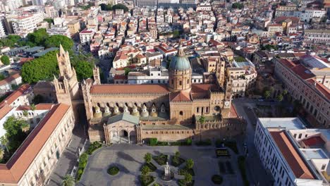 Toma-Aérea-De-Una-Grúa-Sobre-La-Catedral-De-Palermo.