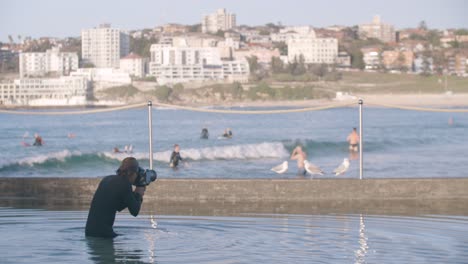 Concepto-De-Fotografía-De-Surf:-Fotógrafo-Tomando-Fotografías-De-Surfistas-En-La-Playa-De-North-Bondi-En-Australia