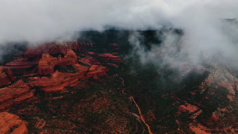 Niebla-Sobre-El-Parque-Estatal-Red-Rock-Al-Amanecer-En-Sedona,-Arizona,-Estados-Unidos