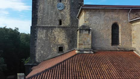 Vuelo-En-La-Iglesia-De-San-Vicente-Siglos-XVI-XVII-Viendo-El-Túnel-De-Arcos-Pasando-Por-El-Campanario-Con-Sus-Campanas-Y-Descubriendo-Un-Fondo-De-Montaña-Y-Ambiente-Rural