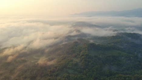 Vista-Aérea-Del-Paisaje-Rural-Tropical-Cubierto-De-Niebla-Por-La-Mañana