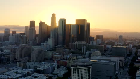 4K-Luftaufnahme-Der-Leeren-Skyline-Silhouette-Der-Innenstadt-Von-LA-Bei-Sonnenuntergang-Während-Des-Covid-19-Ausbruchs