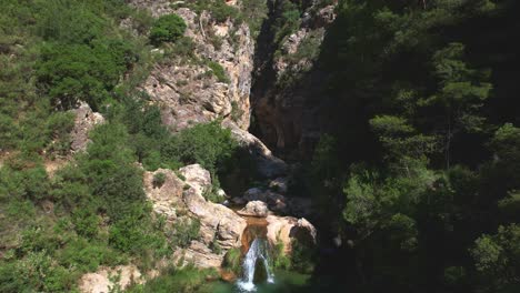 Gebirgsbach-Mit-Türkisfarbenem-Wasser-Und-Wasserfällen-Mit-Klarem-Wasser