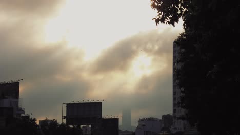 Sonnenaufgang-über-Landmark-81-In-HCMC-An-Einem-Bewölkten-Tag