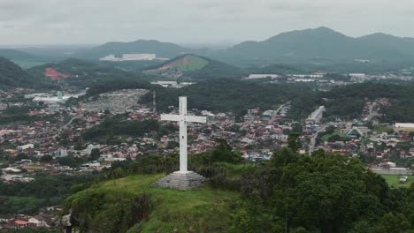 Vista-Aérea-Del-Municipio-De-São-Francisco-Do-Sul,-Primer-Plano-Del-Turístico-Morro-Da-Cruz,-Santa-Catarina,-Brasil