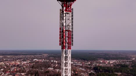 Primer-Plano-De-La-Torre-De-Comunicación-Lvrtc-Antigua-Televisión-Europea-Vista-Trasera-De-La-Ciudad-Aérea