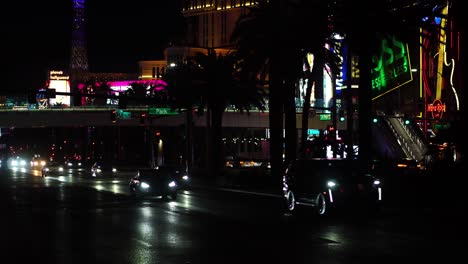 Las-Vegas,-EE.UU.,-El-Tráfico-Nocturno-En-El-Strip,-Los-Coches-Y-Las-Luces-De-Los-Edificios-Del-Casino-Del-Hotel.