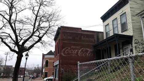 Alte-Coca-Cola-Werbung-An-Der-Seite-Eines-Umgebauten-Lagerhauses-In-Der-Innenstadt-Von-Richmond