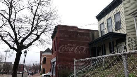 Antiguo-Anuncio-De-Coca-Cola-En-El-Lateral-Del-Almacén-Reconvertido-En-El-Centro-De-Richmond