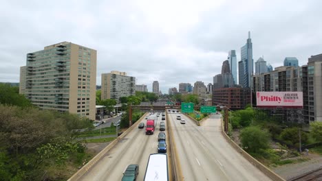 FPV-Drohne-Schoss-über-Die-Vine-Street-Expressway-Und-Erreichte-Philadelphia-über-Den-Schuylkill-River