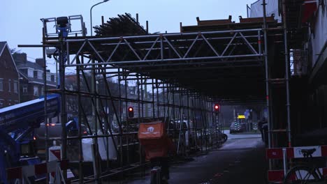 Baustelle-Mit-Autos-Und-Verkehr-In-Der-Nähe-Am-Späten-Nachmittag