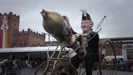 Estatua-Humana-Con-Gran-Remolque-De-Palo-En-Aalst-Parade-Bélgica