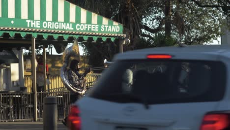 Straßenmusiker-Spielen-Für-Touristen-Cafe-Du-Monde-New-Orleans-Louisiana