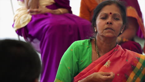 Hindu-Frau-Singt-Und-Wirft-Opfergaben-Ins-Rituelle-Feuer