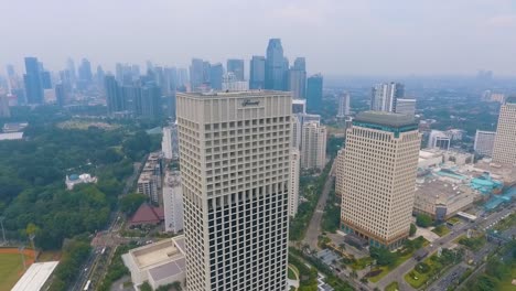 Yakarta,-Indonesia-Vista-Aérea-De-Los-Edificios-Y-El-Estadio-De-La-Ciudad-De-Yakarta,-Indonesia.