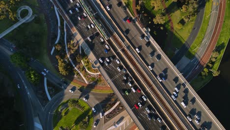 Vista-Aérea-De-Los-Automóviles-Que-Circulan-Por-El-Puente-Estrecho-Y-La-Autopista-En-Perth,-Australia-Occidental