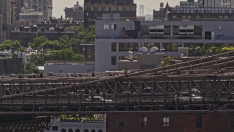 Nyc-Nueva-York-Antena-V430-Con-Zoom-Sobrevuelo-Del-Río-Este-Que-Captura-El-Cruce-De-Peatones-Y-El-Tráfico-De-Vehículos-En-El-Puente-De-Brooklyn-Contra-Las-Alturas-De-Brooklyn---Filmado-Con-Mavic-3-Pro-Cine---Septiembre-De-2023