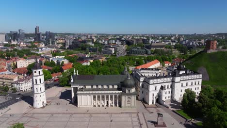 Boom-Aéreo-Disparado-Sobre-La-Plaza-De-La-Catedral-En-El-Centro-De-Vilna.