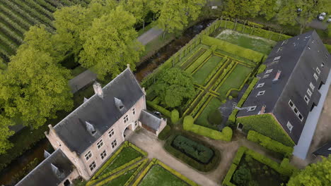 Complejo-De-Edificios-De-Monasterios-Espirituales-En-Bélgica,-Vista-Aérea-De-Drones