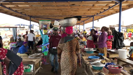 Cámara-Enfocada-En-El-Mercado-Local-De-Tema,-Donde-Los-Vendedores-Venden-Diferentes-Variedades-De-Pescado-En-Una-Mesa.