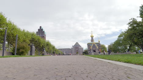 Mathildenhoehe-A-La-Luz-Del-Día-Con-Gente-Caminando,-Darmstadt-En-Hesse,-Alemania