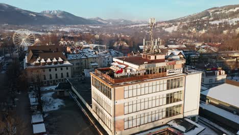 Café-Tygodnik-In-Zakopane-Mit-Blick-Auf-Die-Stadt-Und-Die-Berge-Im-Hintergrund