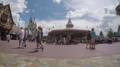 Timelapse-De-Multitudes-Y-Carrusel-Real-Del-Príncipe-Azul-Con-El-Castillo-De-Cenicienta-Al-Fondo