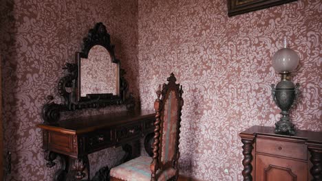 Schlafzimmer-Des-Grafen-Im-Schloss-Trakošćan,-Kroatien,-Mit-Einem-Hölzernen-Schminktisch-Und-Einem-Verzierten-Stuhl