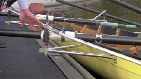 Männer-Bereiten-Ruderboot-Im-Wasser-In-Zeitlupe-Vor