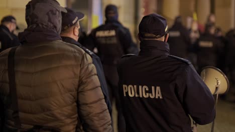 Polizei-Kontrolliert-Die-Menschenmenge-Bei-Einer-Demonstration-Für-Frauenrechte-In-Schlesien