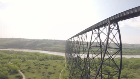 Drohnenstart-Jagt-Zug-Auf-Der-Lethbridge-Hochbrücke