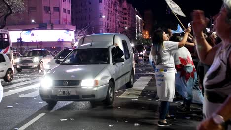 Simpatizantes-Del-Candidato-Del-Frente-De-Todos,-Alberto-Fernández,-Celebran-La-Victoria-De-Su-Partido-Sobre-El-Presidente-Mauricio-Macri-En-Las-Elecciones-Generales