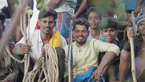 Nahaufnahme-Einer-Gruppe-Lächelnder-Junger-Indischer-Männer,-Die-Stöcke-Und-Seile-Halten