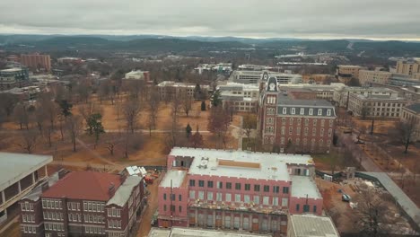 Dieser-Drohnenclip-Wurde-über-Der-University-Of-Arkansas-Im-Herzen-Von-Fayetteville,-Arkansas,-Aufgenommen