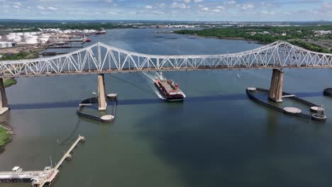 Un-Buque-Portacontenedores-De-Dragado-Que-Pasa-Por-Debajo-Del-Puente-Exterior-Que-Cruza-El-Río-Raritan.