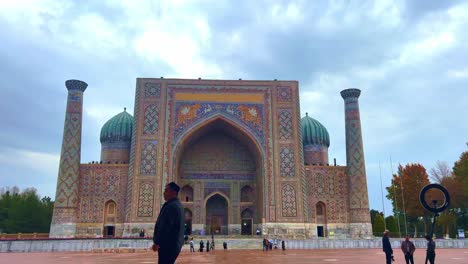 Arco-Interior-De-La-Arquitectura-Islámica-En-Samarcanda,-Uzbekistán-A-Lo-Largo-De-La-Histórica-Ruta-De-La-Seda.