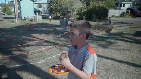 Hungriger-Kaukasischer-Junge-Isst-Pizza-Beim-Halloween-Festival