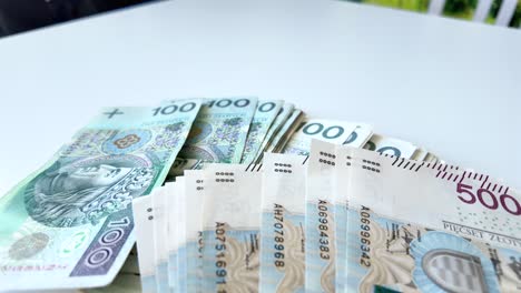 Blick-Auf-Polnisches-Geld-Auf-Dem-Tisch,-500-Und-100-PLN