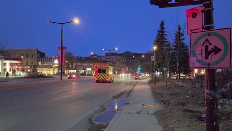 Luces-Intermitentes-De-Ambulancia-En-Camino-A-Emergencias-En-Montreal-Al-Atardecer