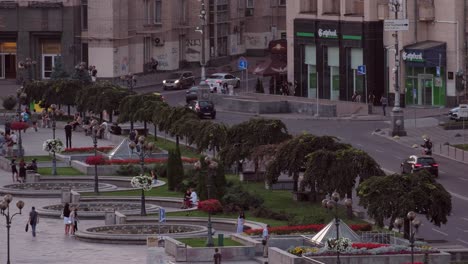 Lange,-Erhöhte-Aufnahme-Von-Menschen-Und-Verkehr-Auf-Dem-Maidan-Platz,-Kiew