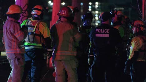 El-Equipo-De-Rescate-De-Bomberos-Y-La-Policía-Organizan-Una-Táctica-De-Rescate-De-Emergencia,-De-Cerca