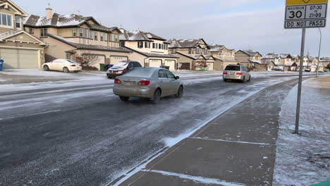 Tráfico-En-La-Mañana-Nevada-En-Calgary,-Alberta,-Canadá