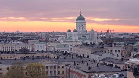 Berühmte-Helsinkier-Kathedrale-Auf-Der-Skyline-Der-Stadt-Während-Der-Goldenen-Stunde,-Lufttransport-Per-LKW