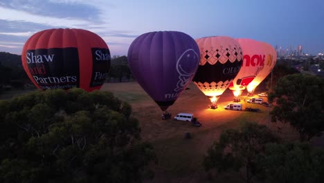 Heißluftballons-Werden-Vor-Dem-Abheben-Bei-Sonnenaufgang-Aufgeblasen